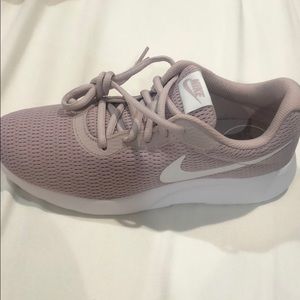 Women’s Nike Tanjun sneakers